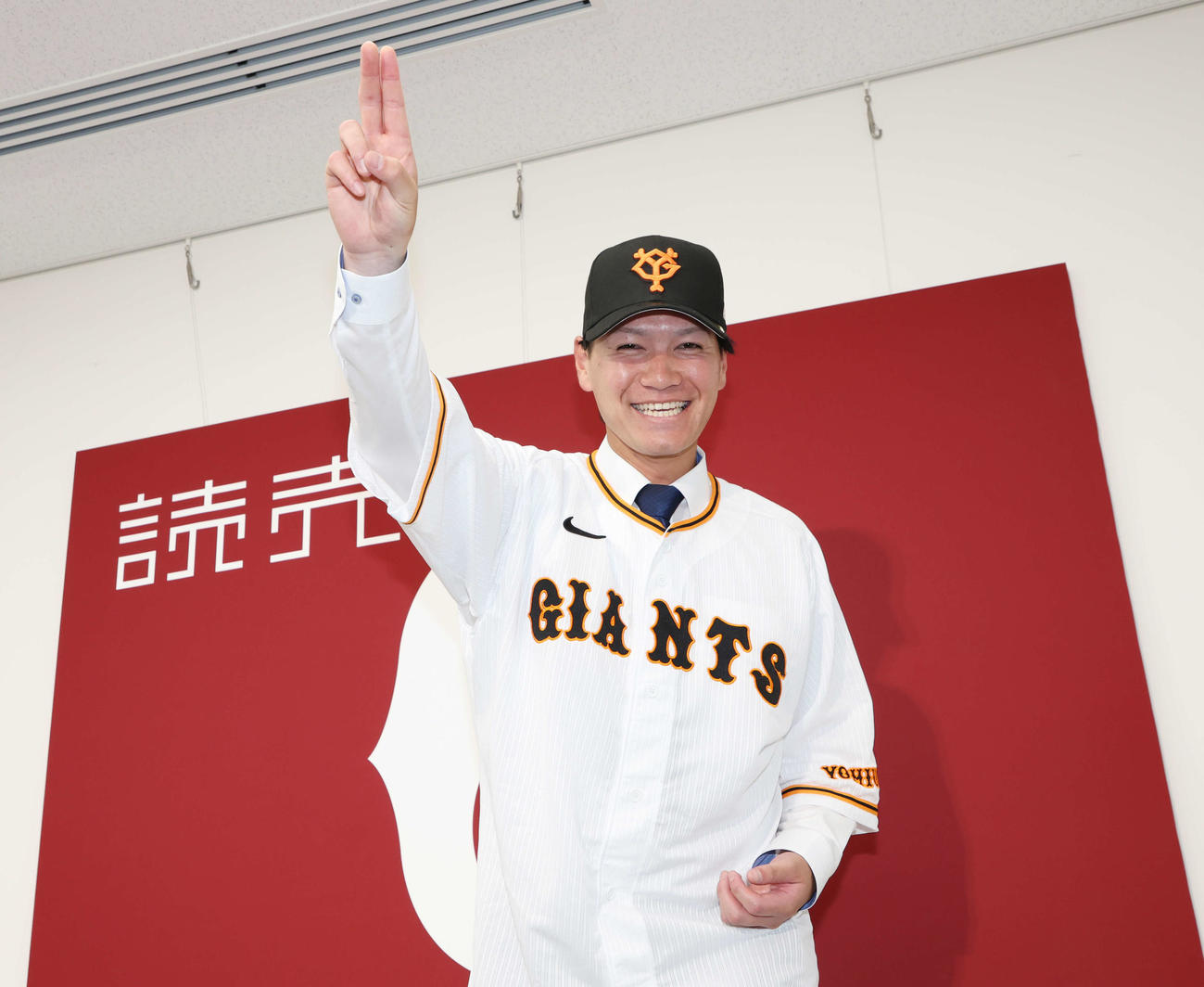 広岡大志との交換トレードで巨人に入団し、笑顔で投球フォームを披露する鈴木康平（撮影・宮地輝）