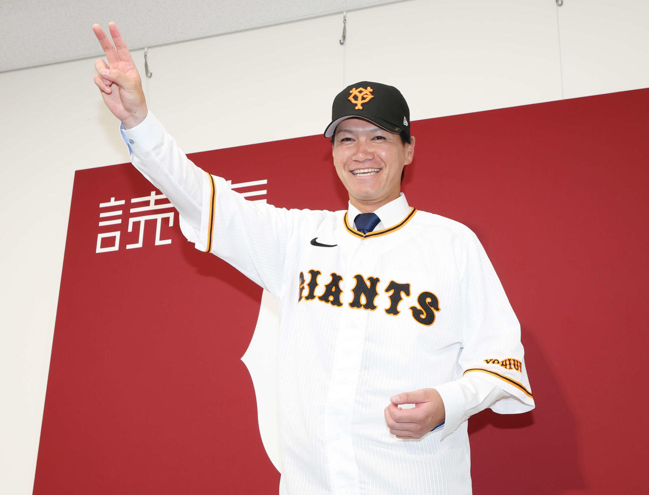 広岡大志との交換トレードで巨人に入団し、笑顔で投球フォームを披露する鈴木康平（撮影・宮地輝）