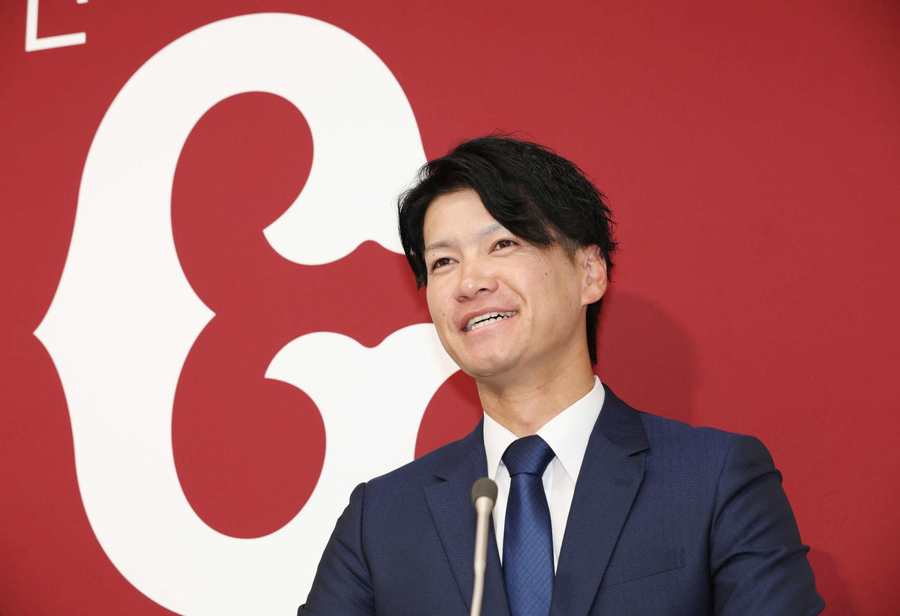 広岡大志との交換トレードで巨人に入団し、笑顔で話す鈴木康平（撮影・宮地輝）