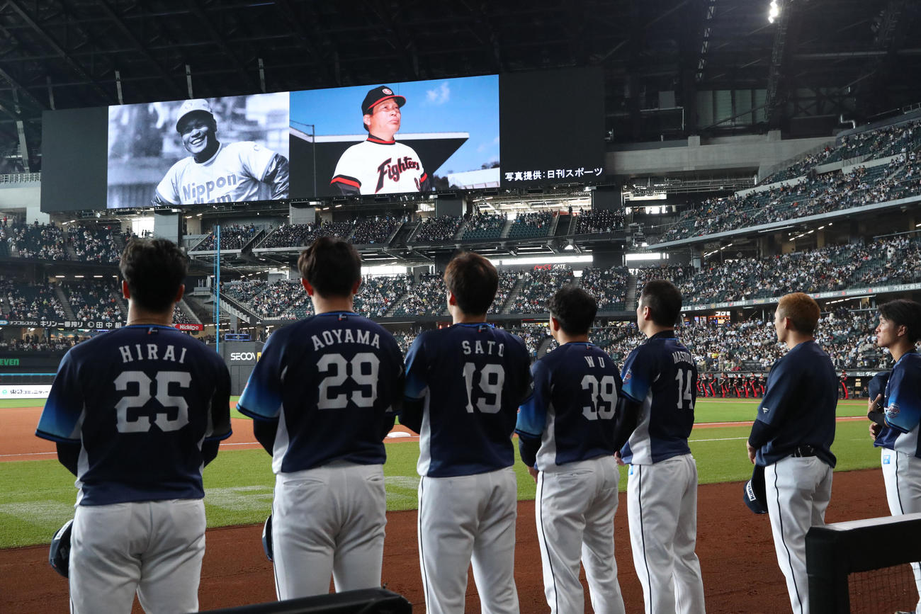 日本ハム対西武　試合前、中西太氏が亡くなったことを受け黙とうする西武ナイン（撮影・佐藤翔太）