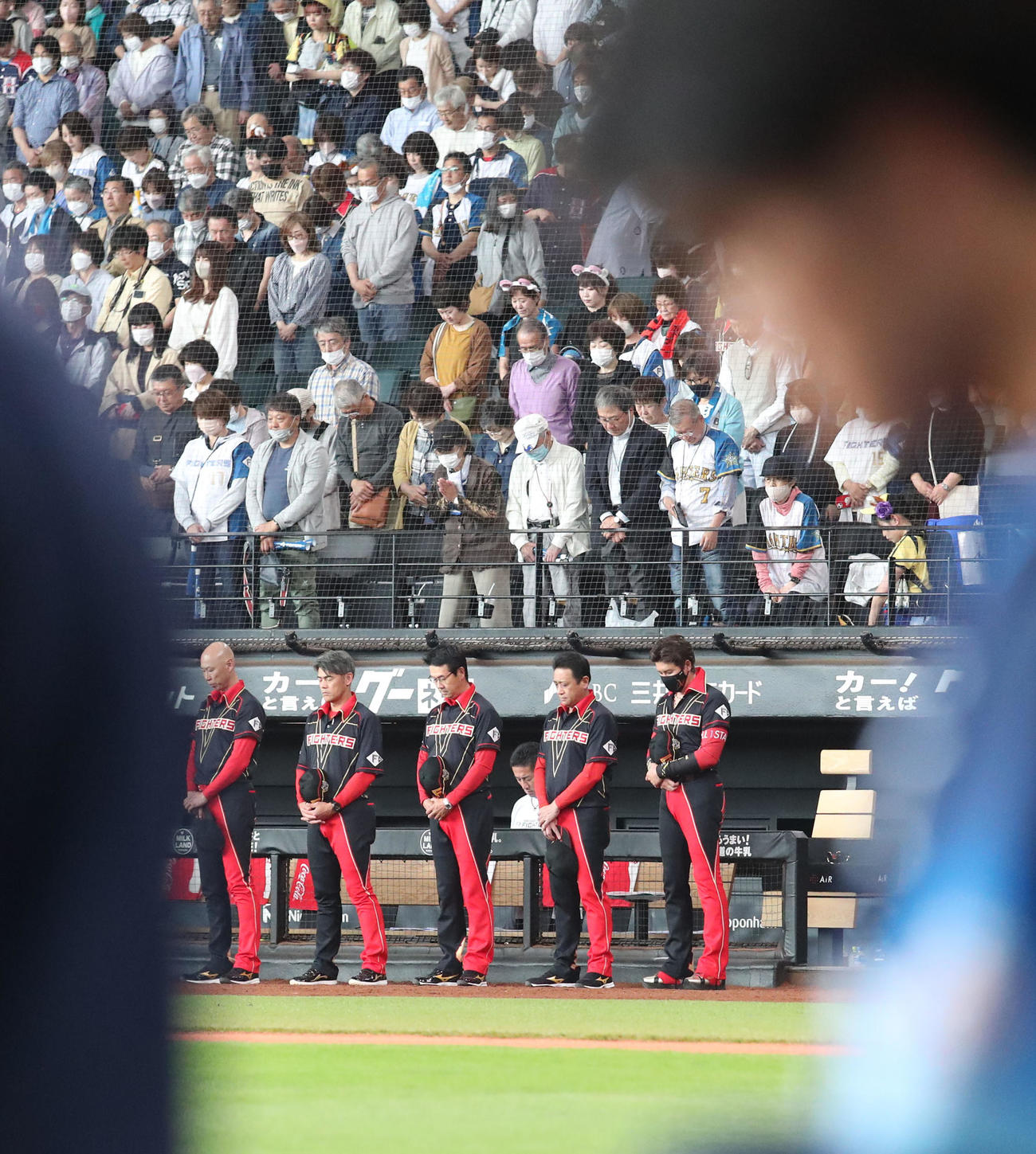 日本ハム対西武　試合前、中西太氏が亡くなったことを受け黙とうする日本ハム新庄監督（右）らナイン（撮影・佐藤翔太）
