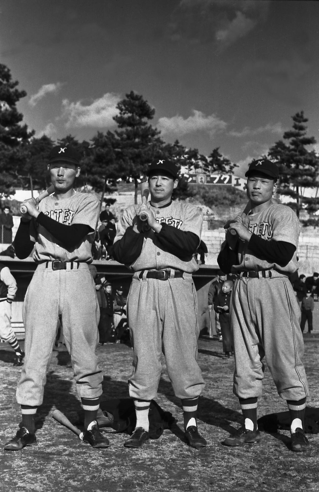 53年、西鉄ライオンズ強打トリオの左から関口清治、大下弘、中西太