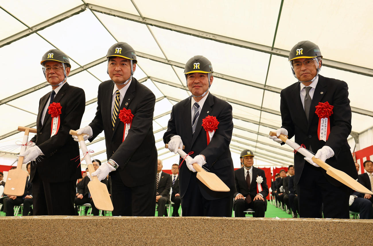 阪神タイガース二軍施設移転計画の起工式で、穿初之儀に臨む（左から）阪神電気鉄道の秦雅夫代表取締役会長、久須勇介社長、阪神の杉山健博オーナー、百北幸司球団社長（撮影・藤尾明華）