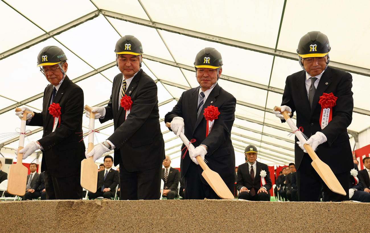 阪神タイガース二軍施設移転計画の起工式で、穿初之儀を行う（左から）阪神電気鉄道の秦雅夫代表取締役会長、久須勇介社長、阪神の杉山健博オーナー、百北幸司球団社長（撮影・藤尾明華）
