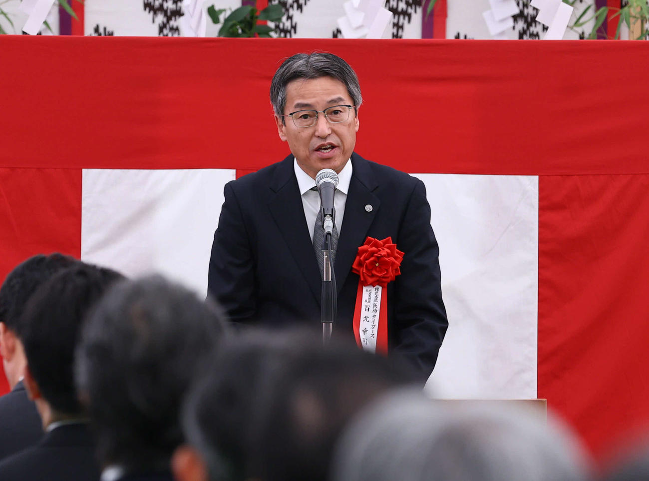 阪神タイガース二軍施設移転計画の起工式で、あいさつする阪神の百北幸司球団社長（撮影・藤尾明華）