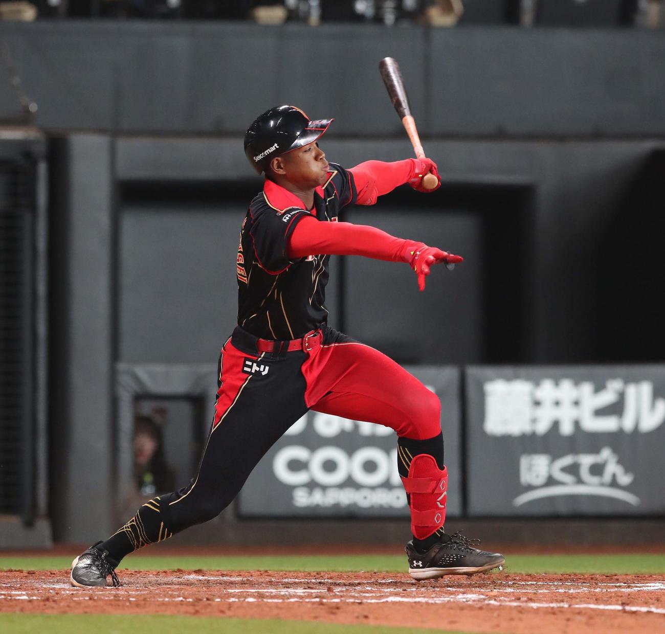日本ハム対西武　4回裏日本ハム1死満塁、左翼線に2点適時二塁打を放つ万波（撮影・黒川智章）