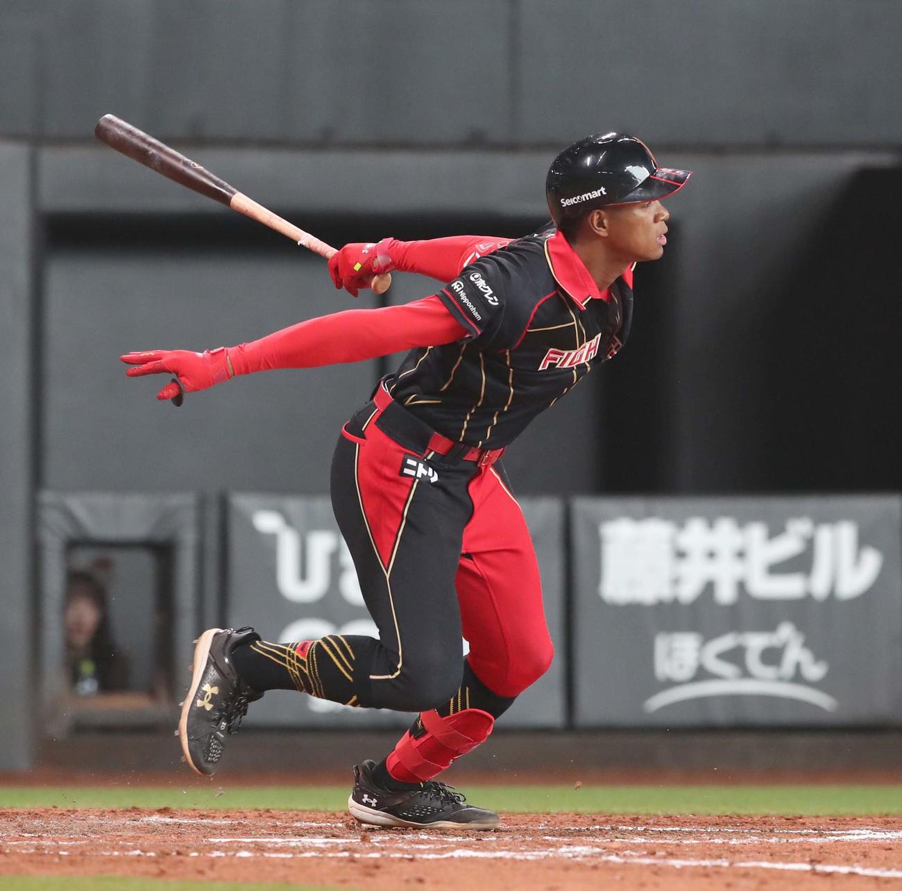 日本ハム対西武　4回裏日本ハム1死満塁、左翼線に2点適時二塁打を放つ万波（撮影・黒川智章）