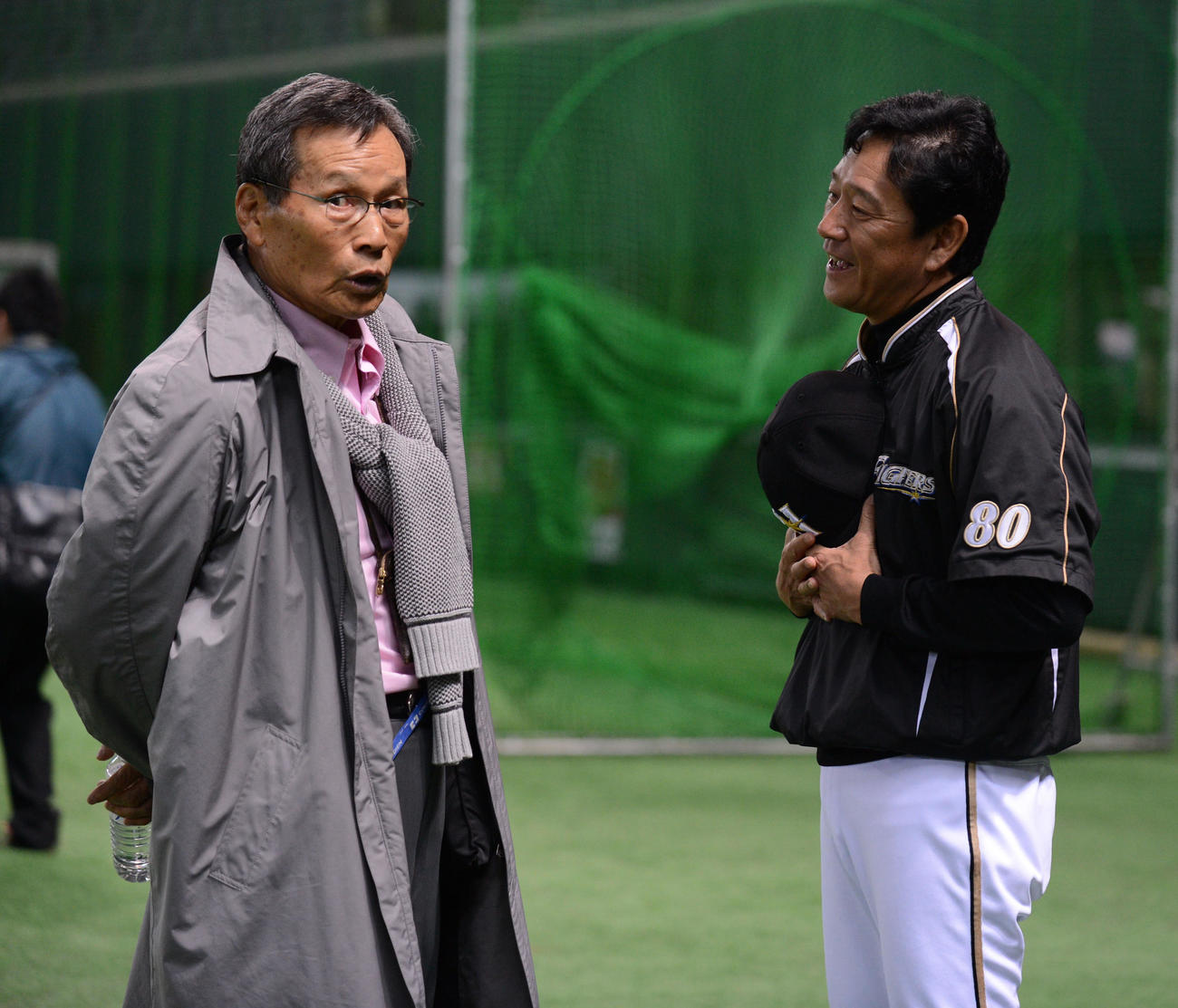 日本ハム栗山英樹監督（右）と話をする中西太氏（2012年4月撮影）