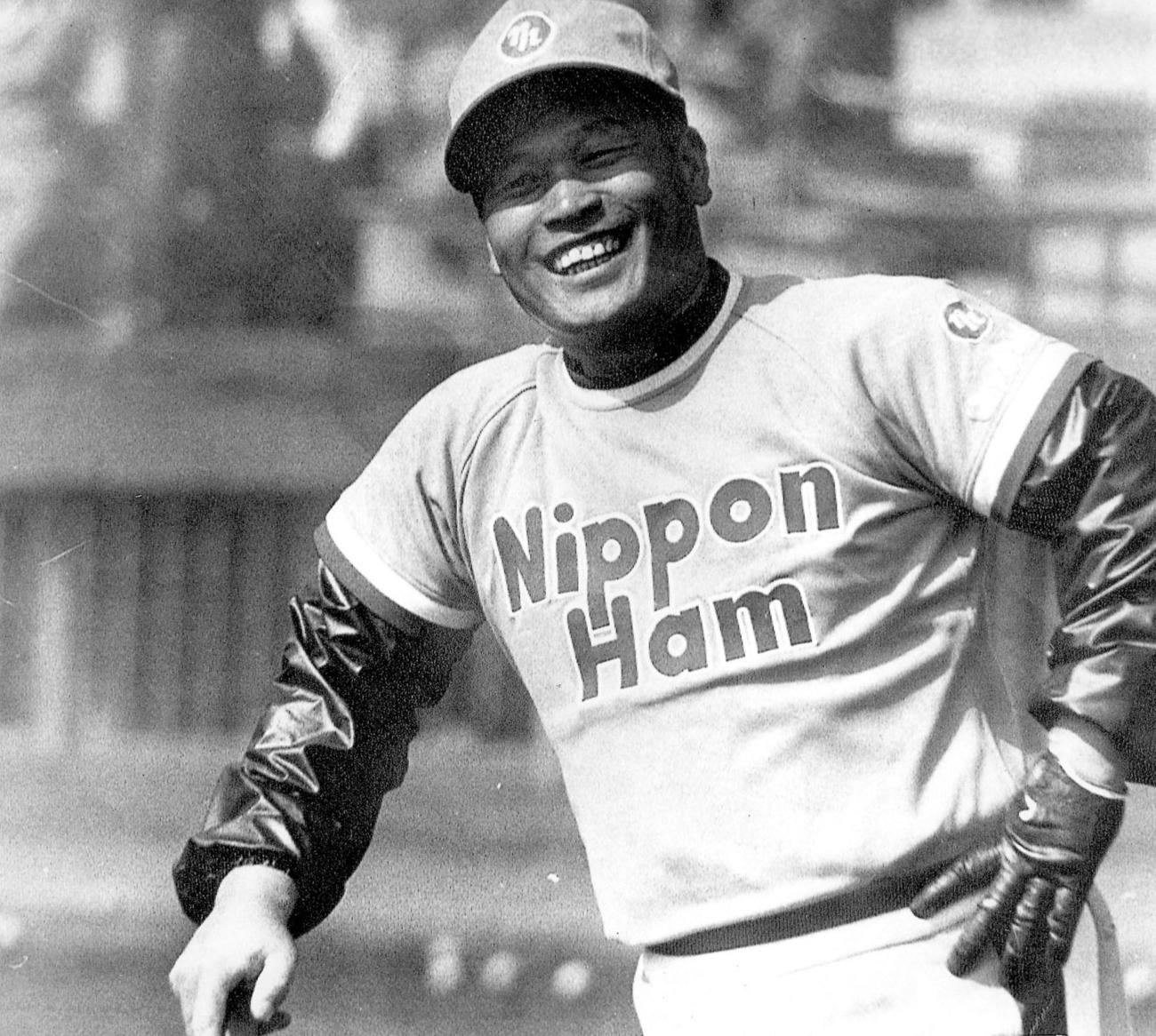 74年、笑顔を見せる日本ハム中西太監督