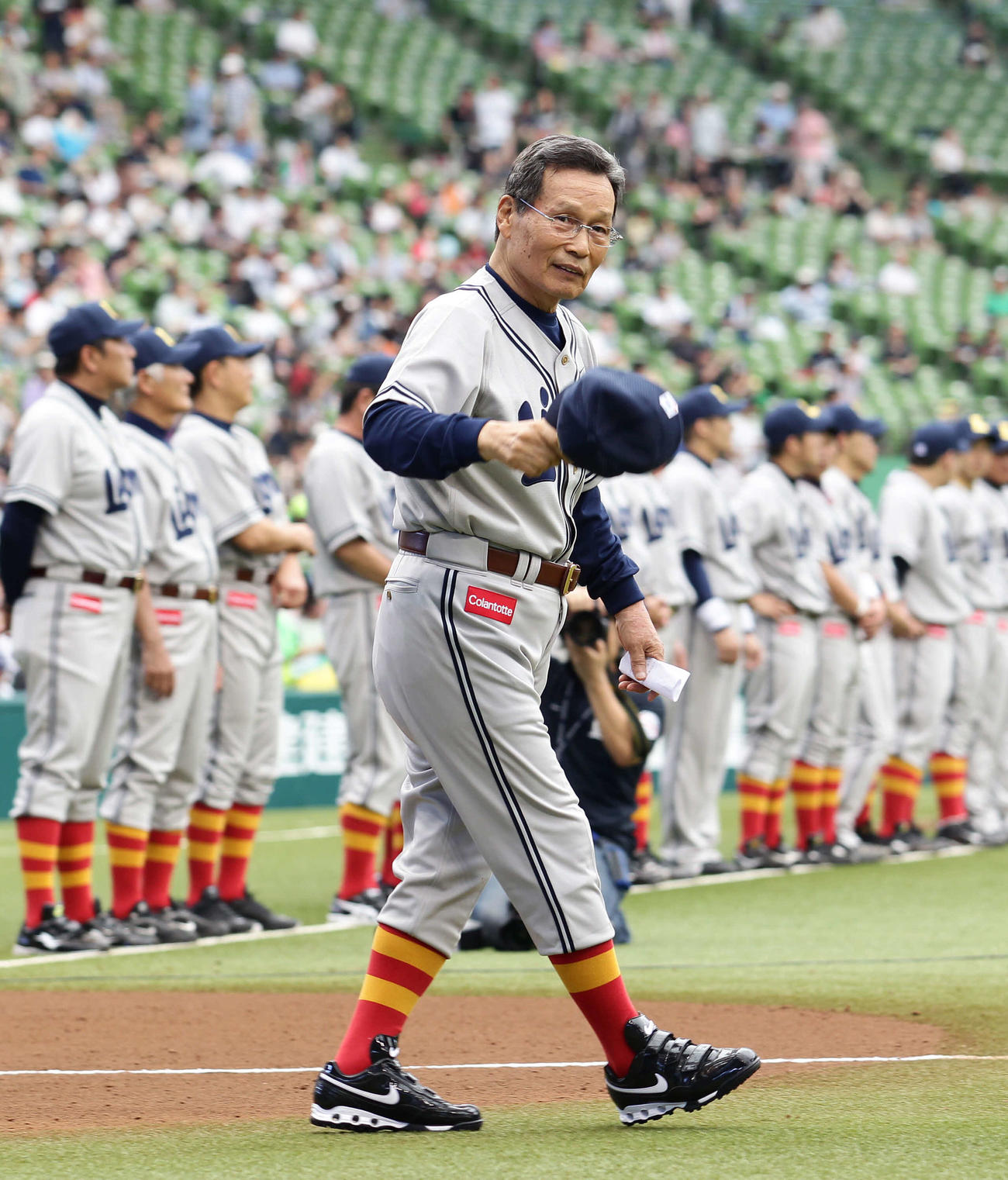 11年、ライオンズクラシックのセレモニーに参加する中西氏