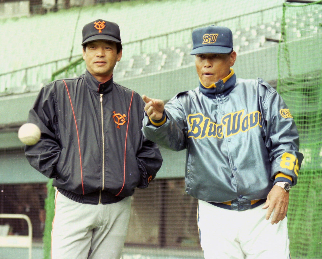 96年、巨人落合博満（左）と談笑しながらティー打撃のトスを上げるオリックス中西太ヘッドコーチ