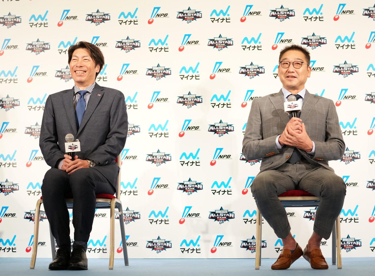 笑顔を見せるヤクルト高津監督（左）とオリックス中嶋監督（撮影・横山健太）
