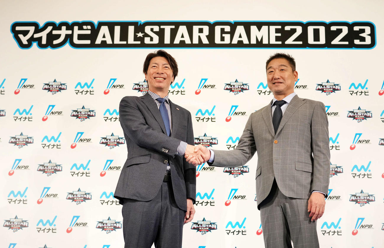 笑顔で握手を交わすヤクルト高津監督（左）とオリックス中嶋監督（撮影・横山健太）