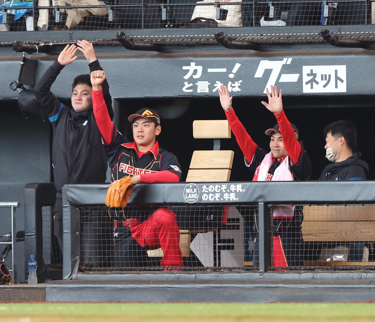 日本ハム対西武　7回裏日本ハム2死満塁、谷内の勝ち越しとなる中前適時打に両手を上げて応える伊藤（右）（撮影・佐藤翔太）