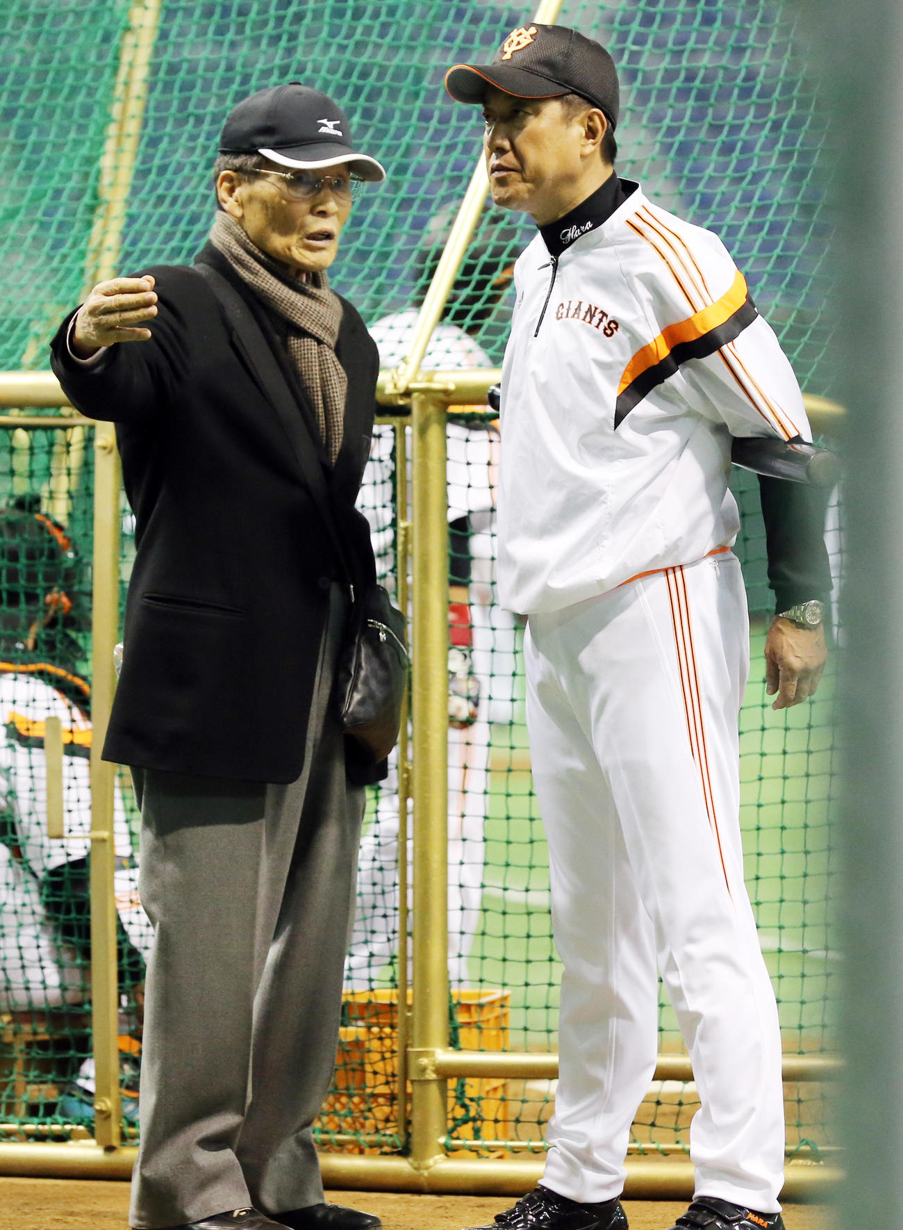 巨人対ヤクルト　試合前、話し込む中西太氏（左）と原監督（2014年3月2日撮影）