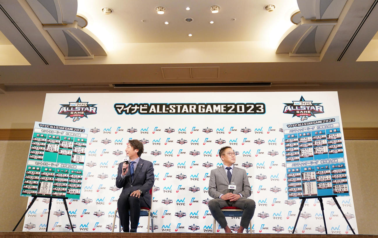 選手たちの成績が書かれたボードを見つめるヤクルト高津監督（左）とオリックス中嶋監督（撮影・横山健太）