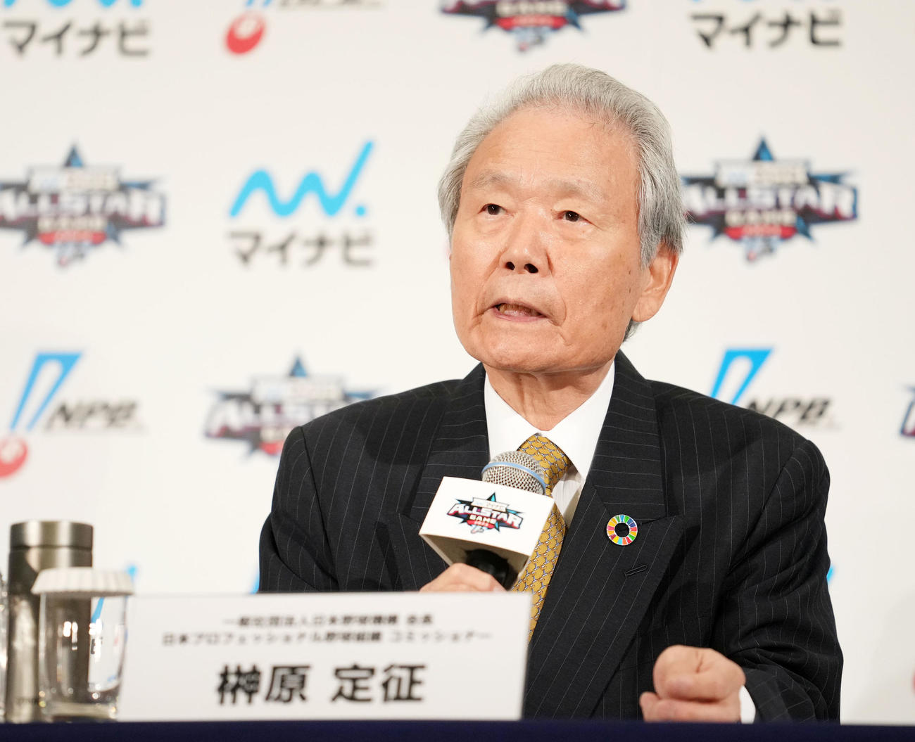 オールスターゲーム開催を発表する榊原定征コミッショナー（撮影・横山健太）