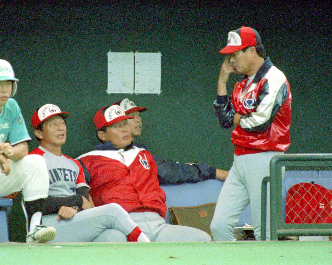 1989年10月26日、日本シリーズ巨人対近鉄　仰木監督（左）と戦略を練る権藤投手コーチ（右）。中央は中西ヘッドコーチ