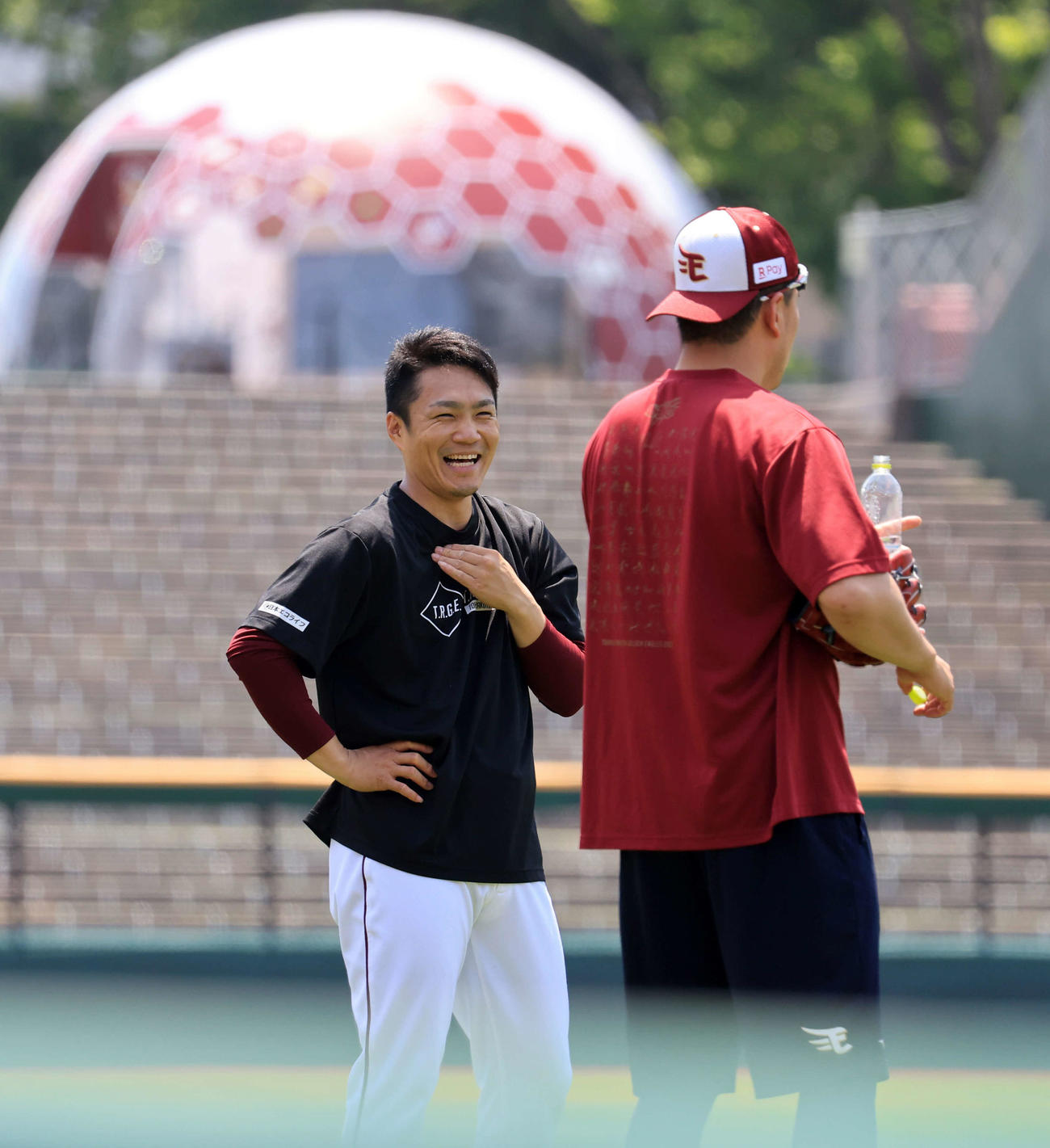 練習中、楽天田中将（手前）と談笑する則本（撮影・浅見桂子）