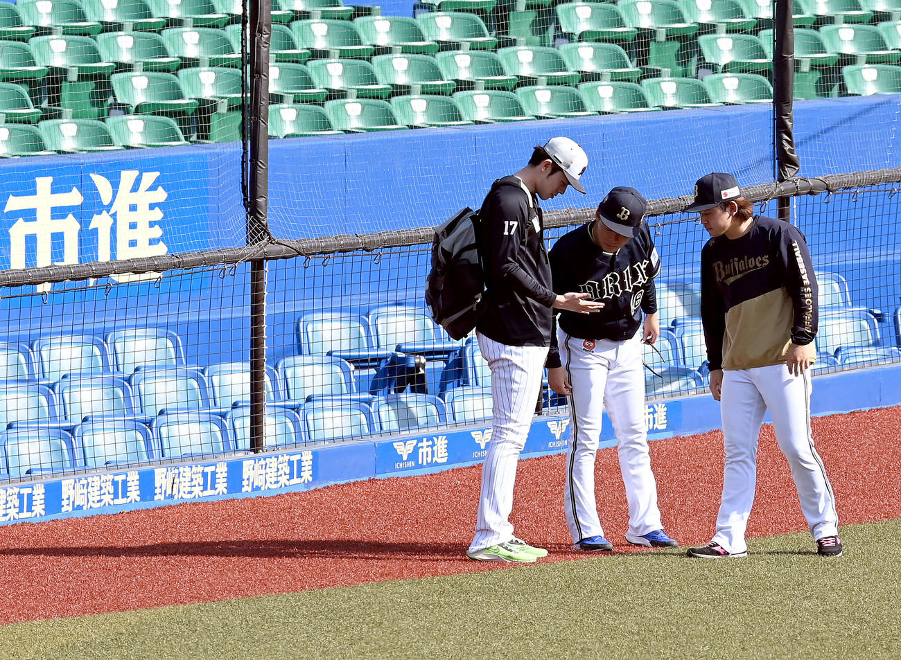ロッテ対オリックス　オリックス山本（中央）と宮城に「マメ」を見せるロッテ佐々木朗（左）（撮影・たえ見朱実）