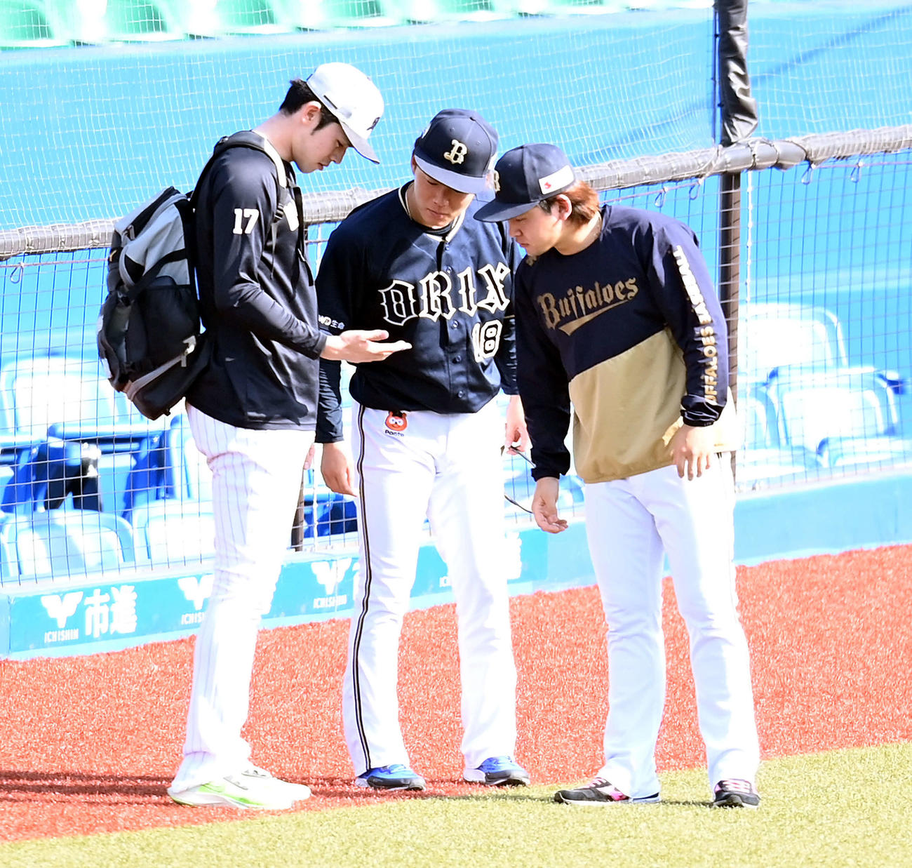 ロッテ対オリックス　オリックス山本（中央）と宮城に「マメ」を見せるロッテ佐々木朗（左）（撮影・たえ見朱実）
