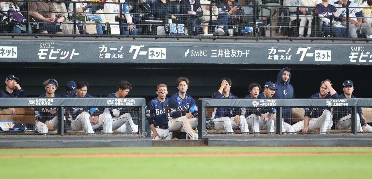 日本ハム対西武　ベンチで渋い表情の西武ナイン（撮影・黒川智章）