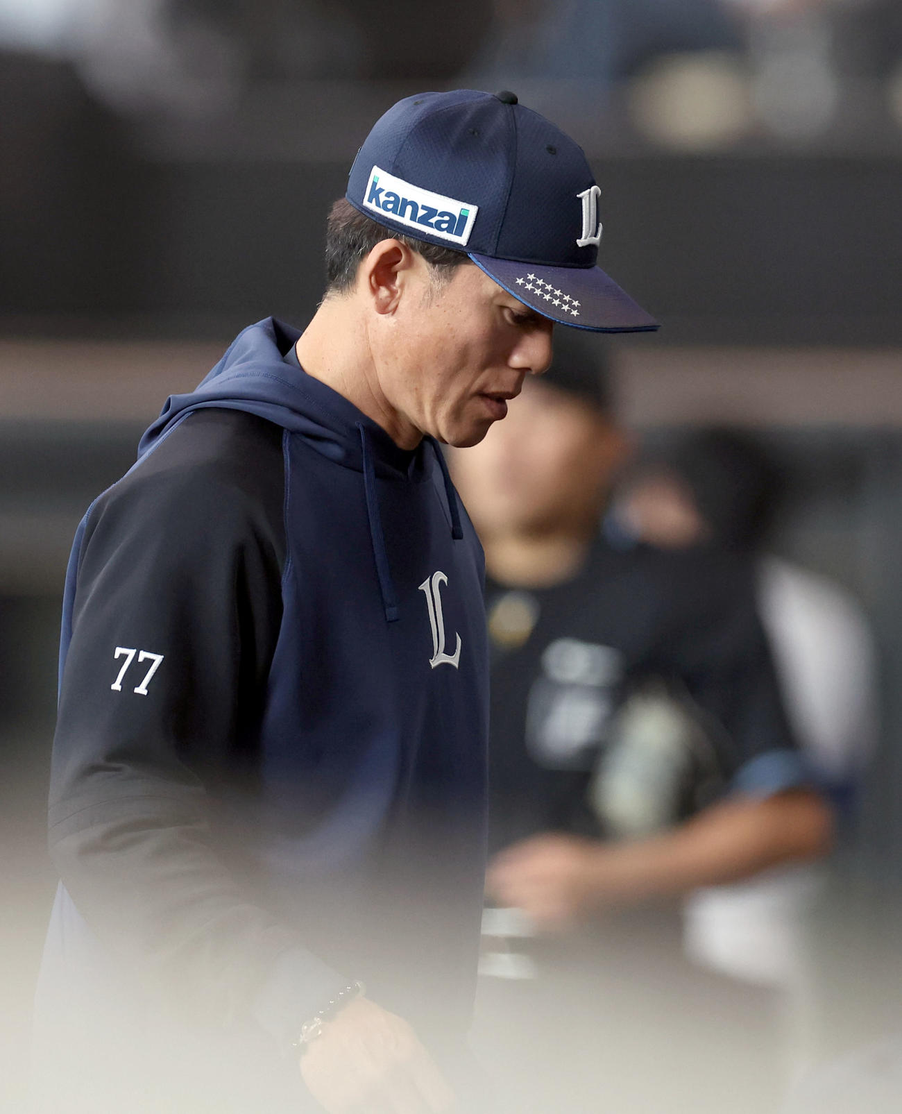 日本ハム対西武　選手交代を告げベンチに戻る西武松井監督（撮影・佐藤翔太）