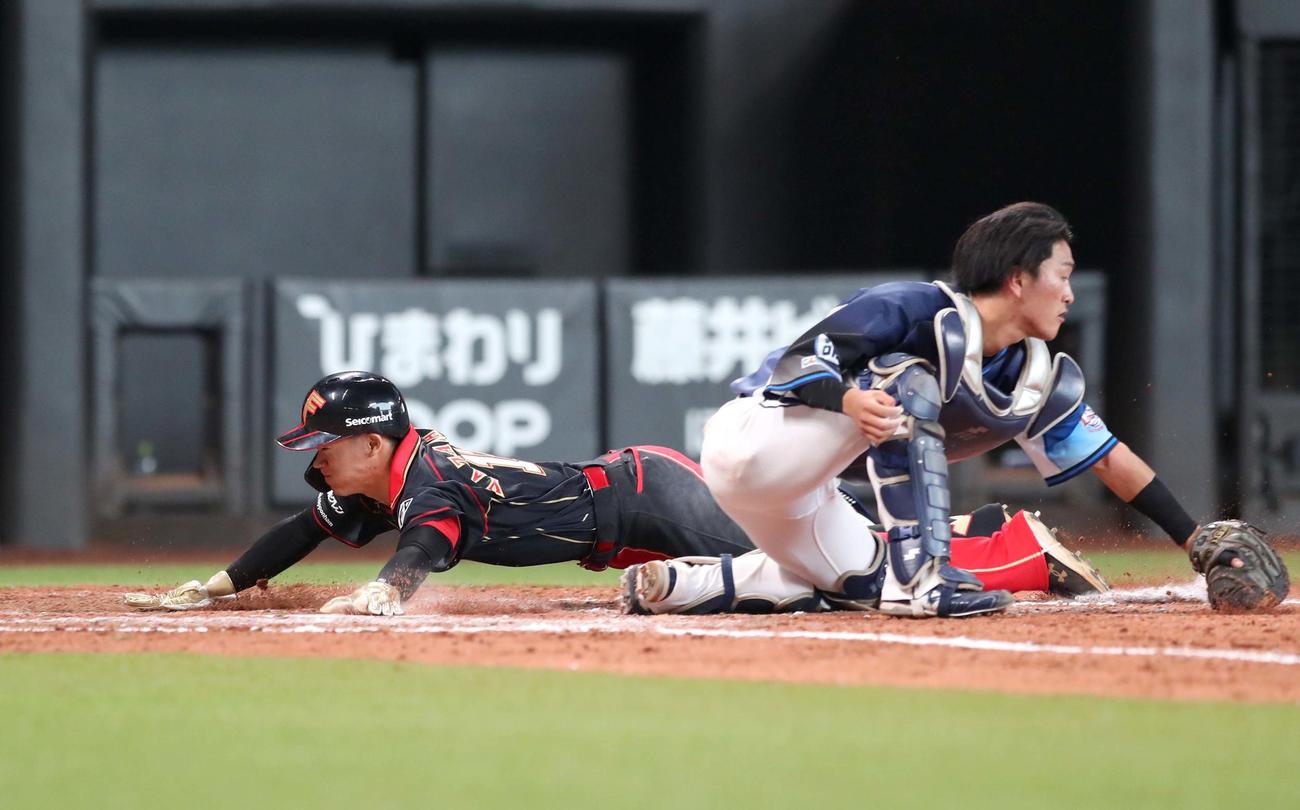 日本ハム対西武　8回裏日本ハム1死二、三塁、松本剛の左犠飛で三塁走者矢沢はヘッドスライディングで生還（撮影・黒川智章）
