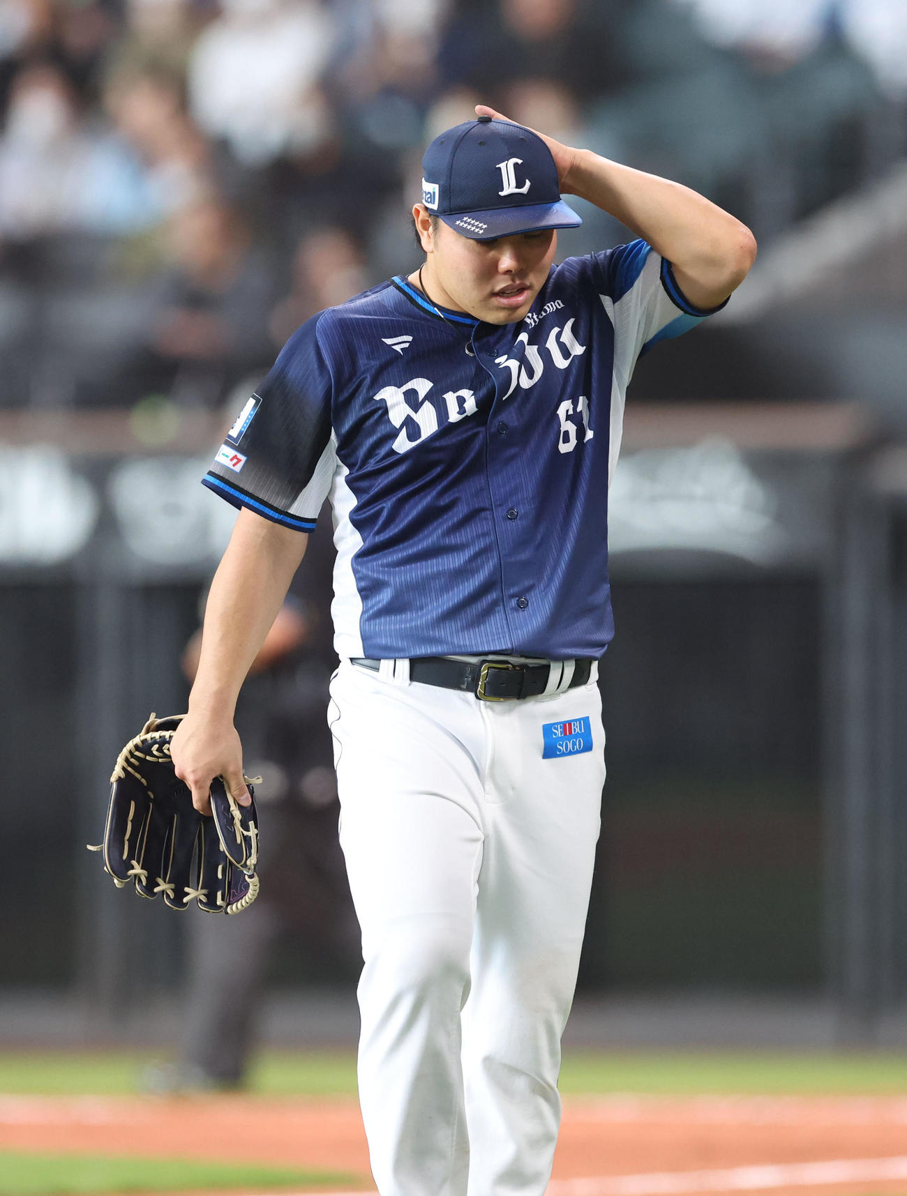 日本ハム対西武　4回裏に先制を許しうつむきながらベンチに戻る平良（撮影・佐藤翔太）