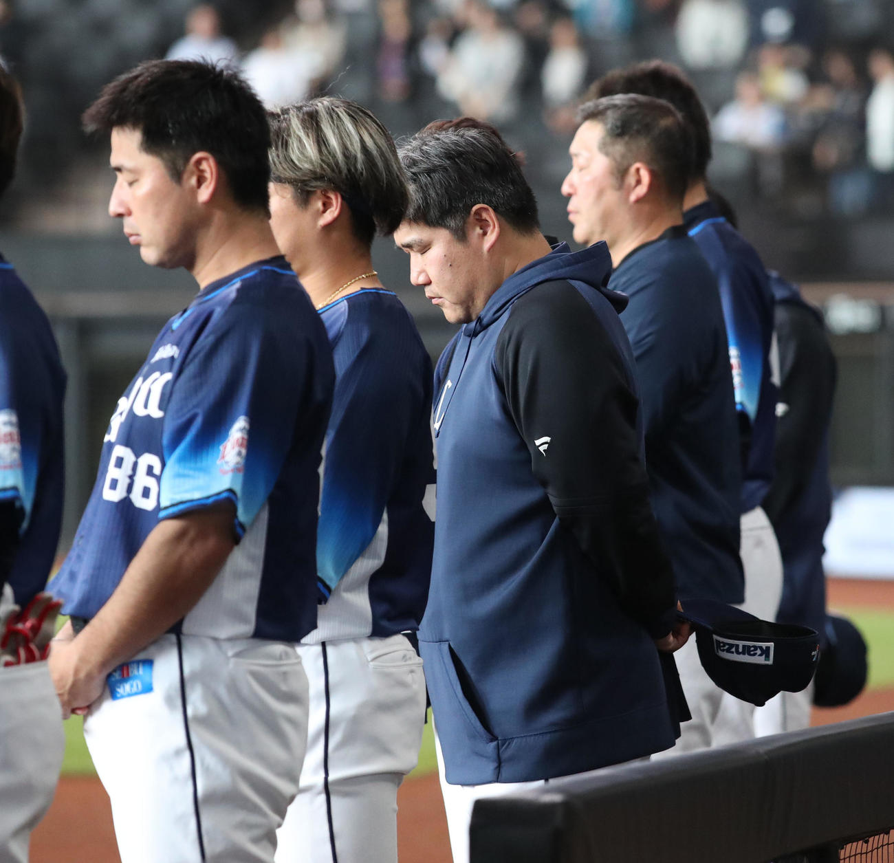 日本ハム対西武　試合前、中西太氏が亡くなったことを受け黙とうする西武中村（中央）らナイン（撮影・佐藤翔太）