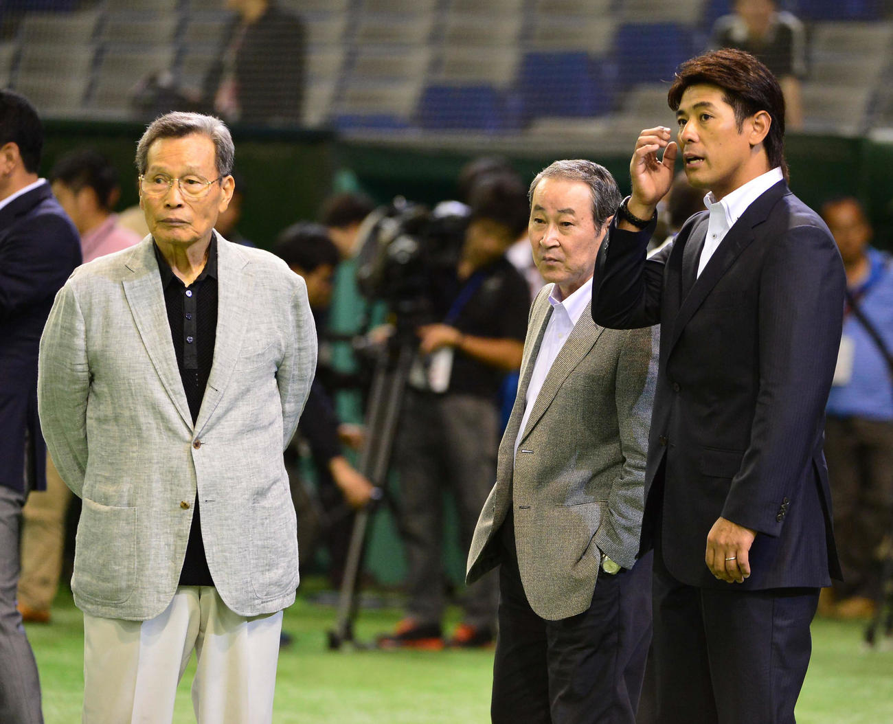 2015年6月5日、練習を見守る、左から中西太氏、若松勉氏、稲葉篤紀氏