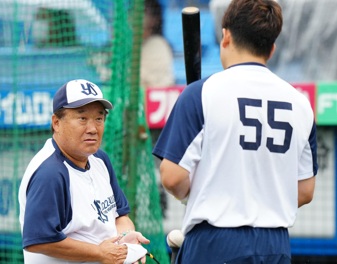 ヤクルト対中日　試合前練習でヤクルト村上（右）と言葉を交わす杉村打撃コーチ（2022年9月22日撮影）