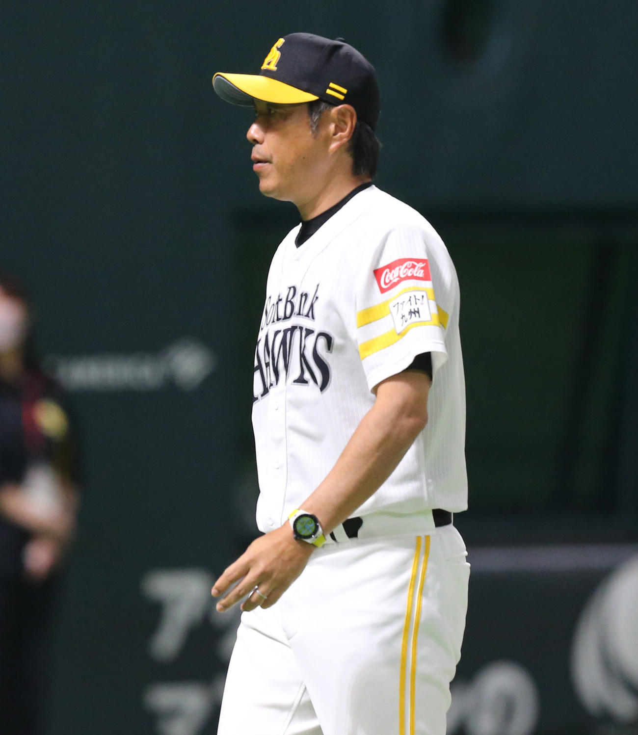ウエスタン・リーグ　ソフトバンク対オリックス　メンバー表を交換した小久保裕紀2軍監督（撮影・冨田成美）