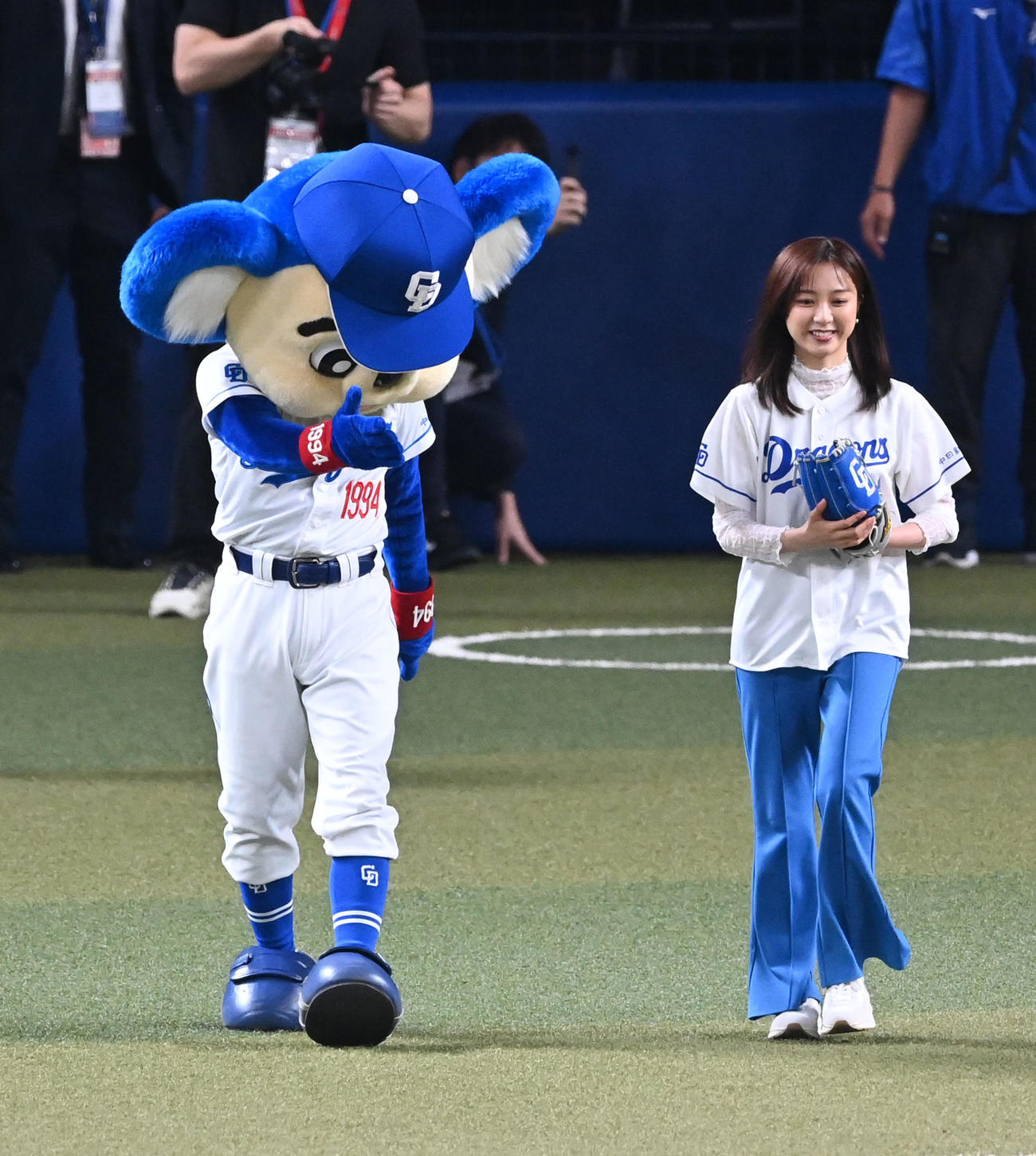 中日対阪神　ドアラのエスコートで始球式に向かうフジテレビ佐久間みなみアナウンサー（撮影・前岡正明）