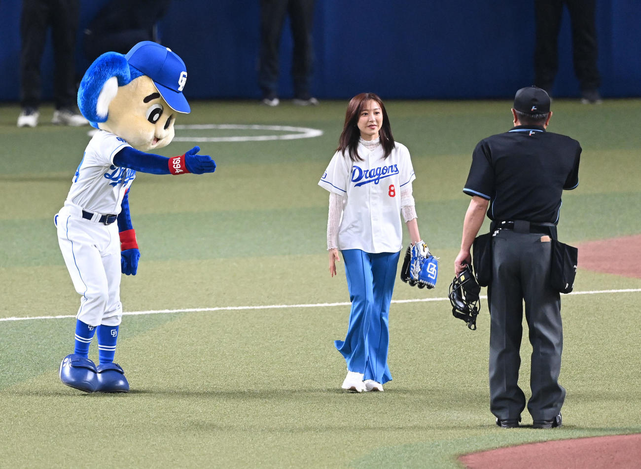 中日対阪神　ドアラのエスコートで始球式に向かうフジテレビ佐久間みなみアナウンサー（撮影・前岡正明）
