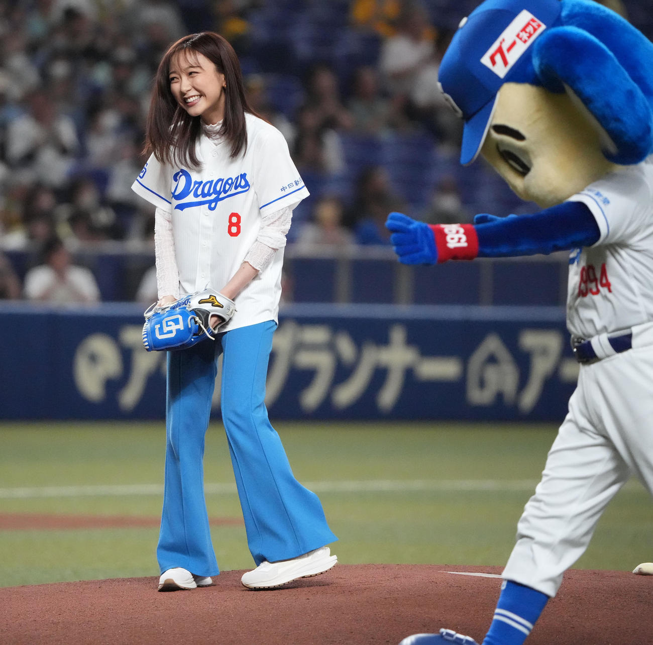 中日対阪神　試合開始前、始球式を行ったフジテレビアナウンサーの佐久間みなみ（撮影・森本幸一）