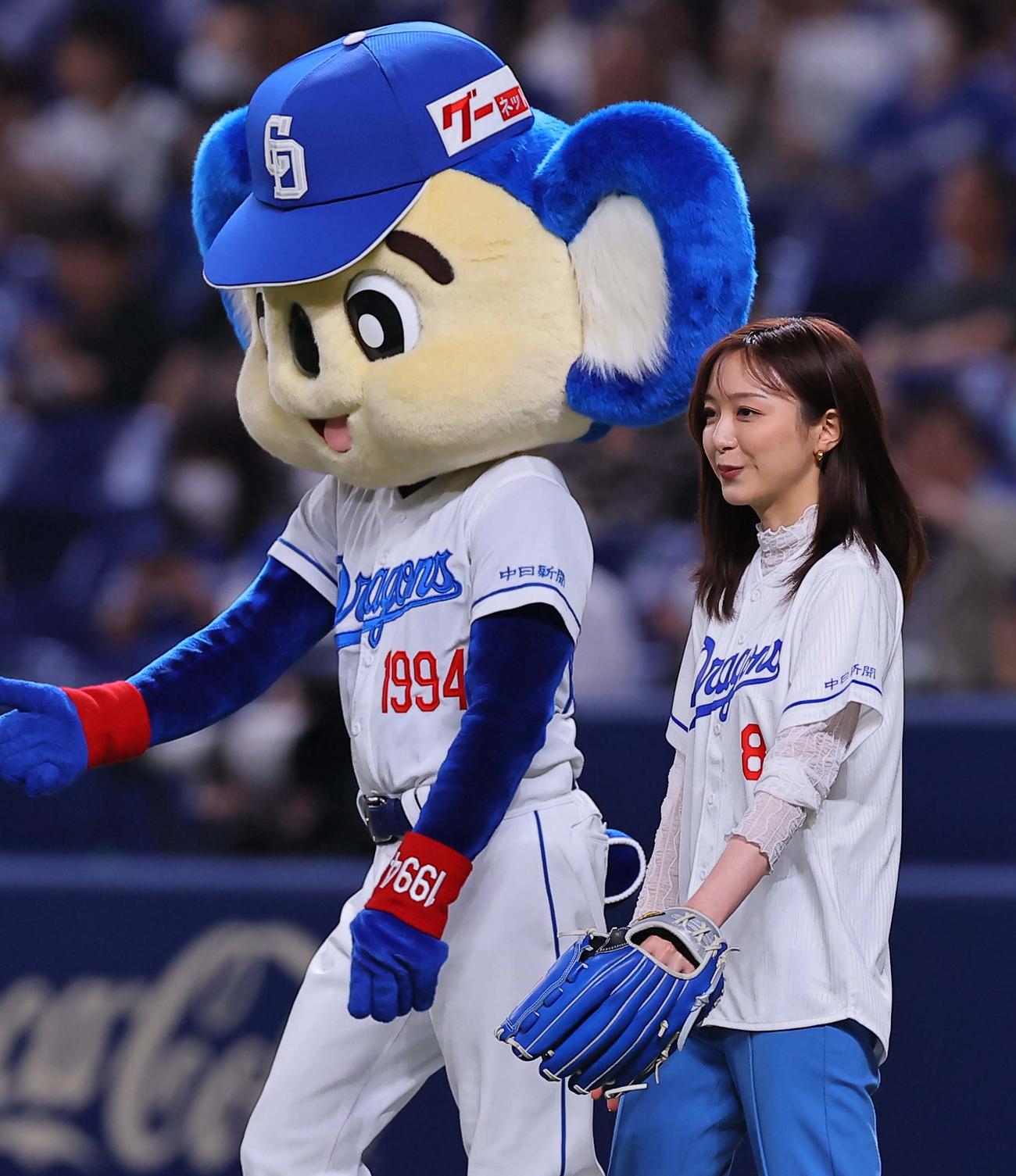 中日対阪神　始球式を務める佐久間みなみアナウンサー（撮影・上田博志）