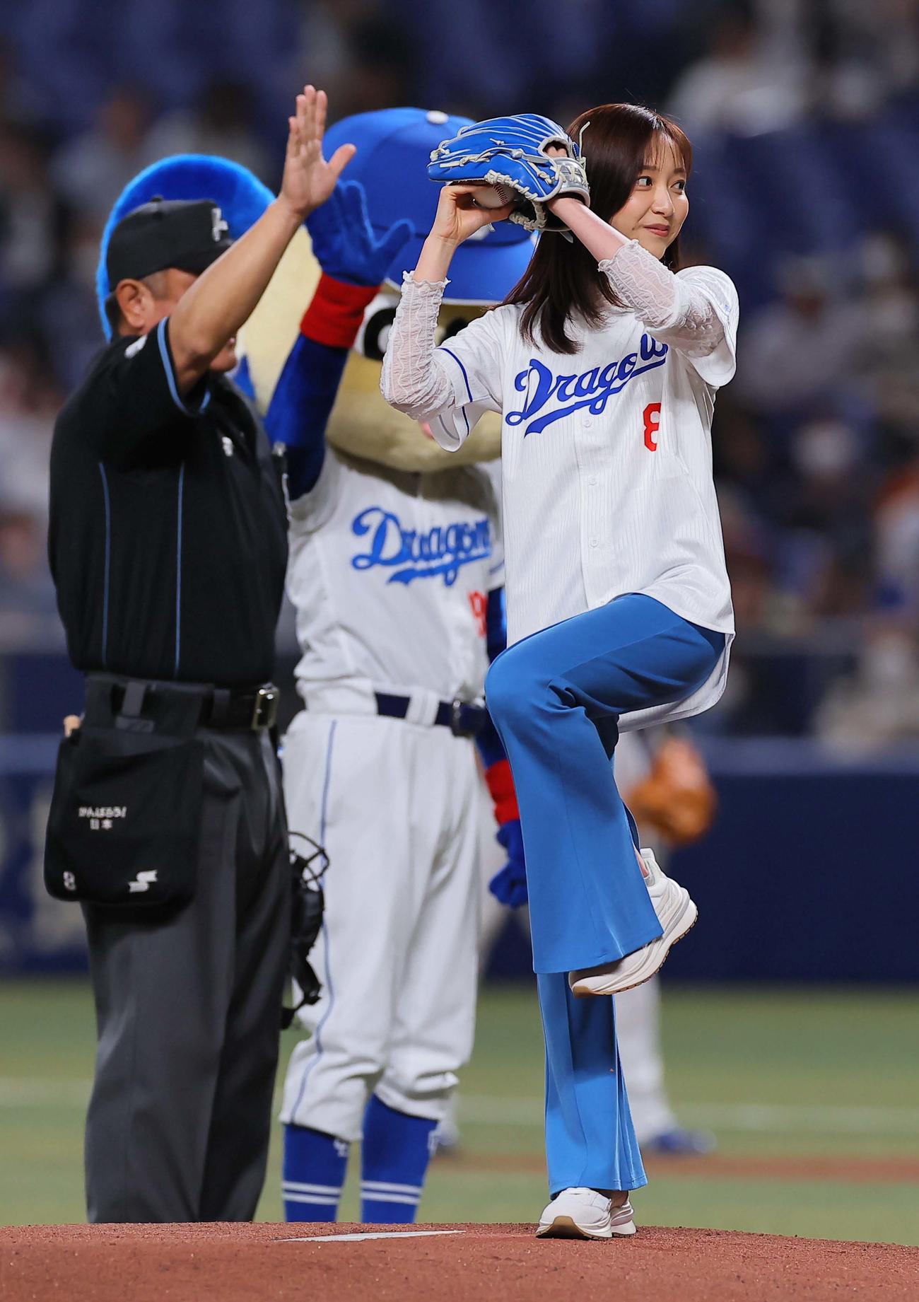 中日対阪神　始球式を務める佐久間みなみアナウンサー（撮影・上田博志）
