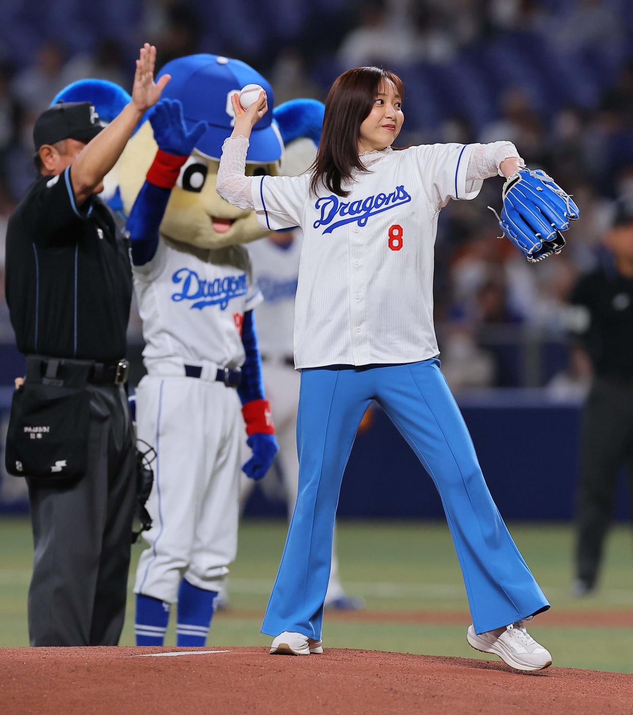 中日対阪神　始球式を務める佐久間みなみアナウンサー（撮影・上田博志）
