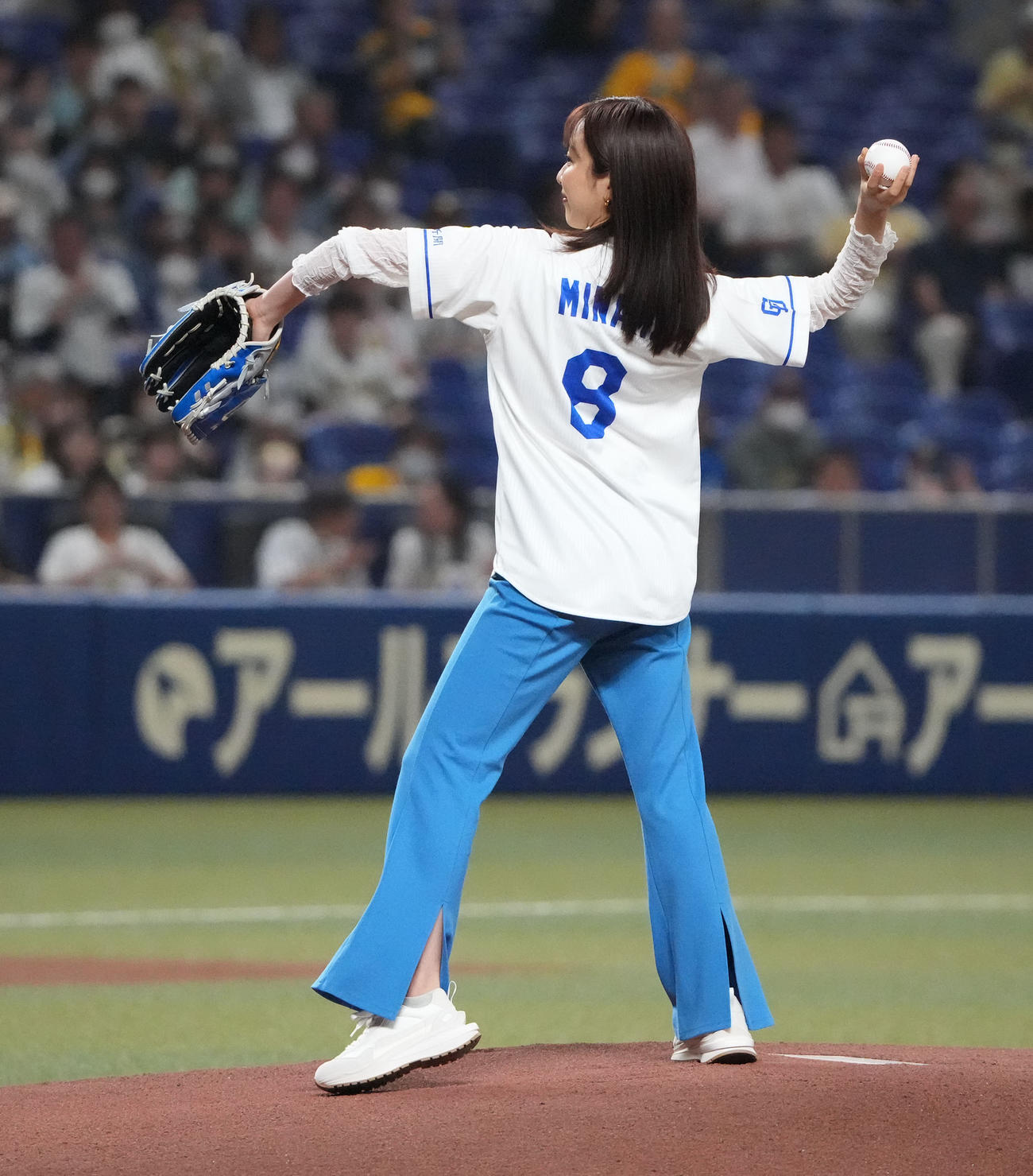 中日対阪神　試合開始前、始球式を行うフジテレビアナウンサーの佐久間みなみ（撮影・森本幸一）