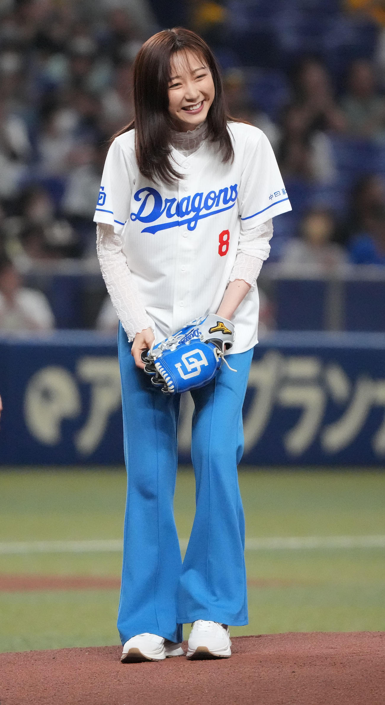 中日対阪神　試合開始前、始球式を行ったフジテレビアナウンサーの佐久間みなみ（撮影・森本幸一）