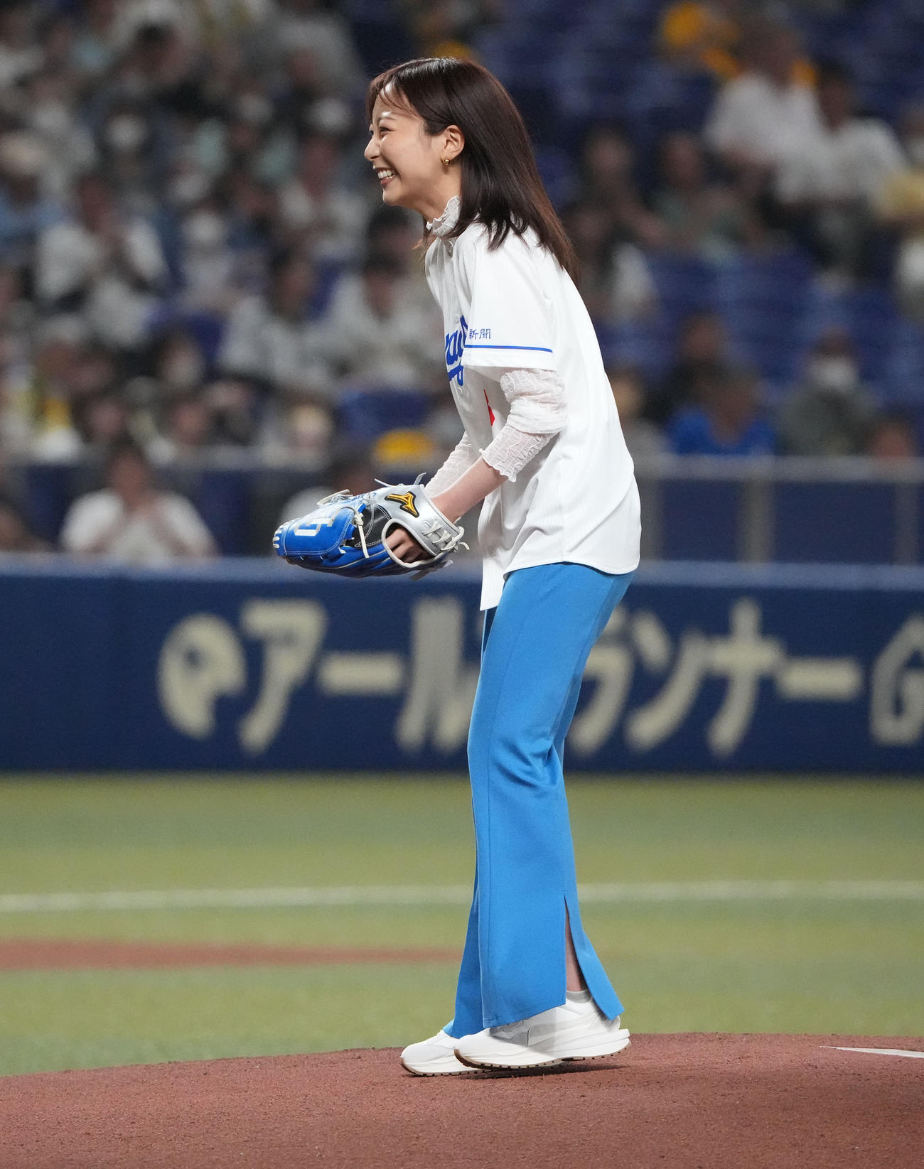 中日対阪神　試合開始前、始球式を行ったフジテレビアナウンサーの佐久間みなみ（撮影・森本幸一）