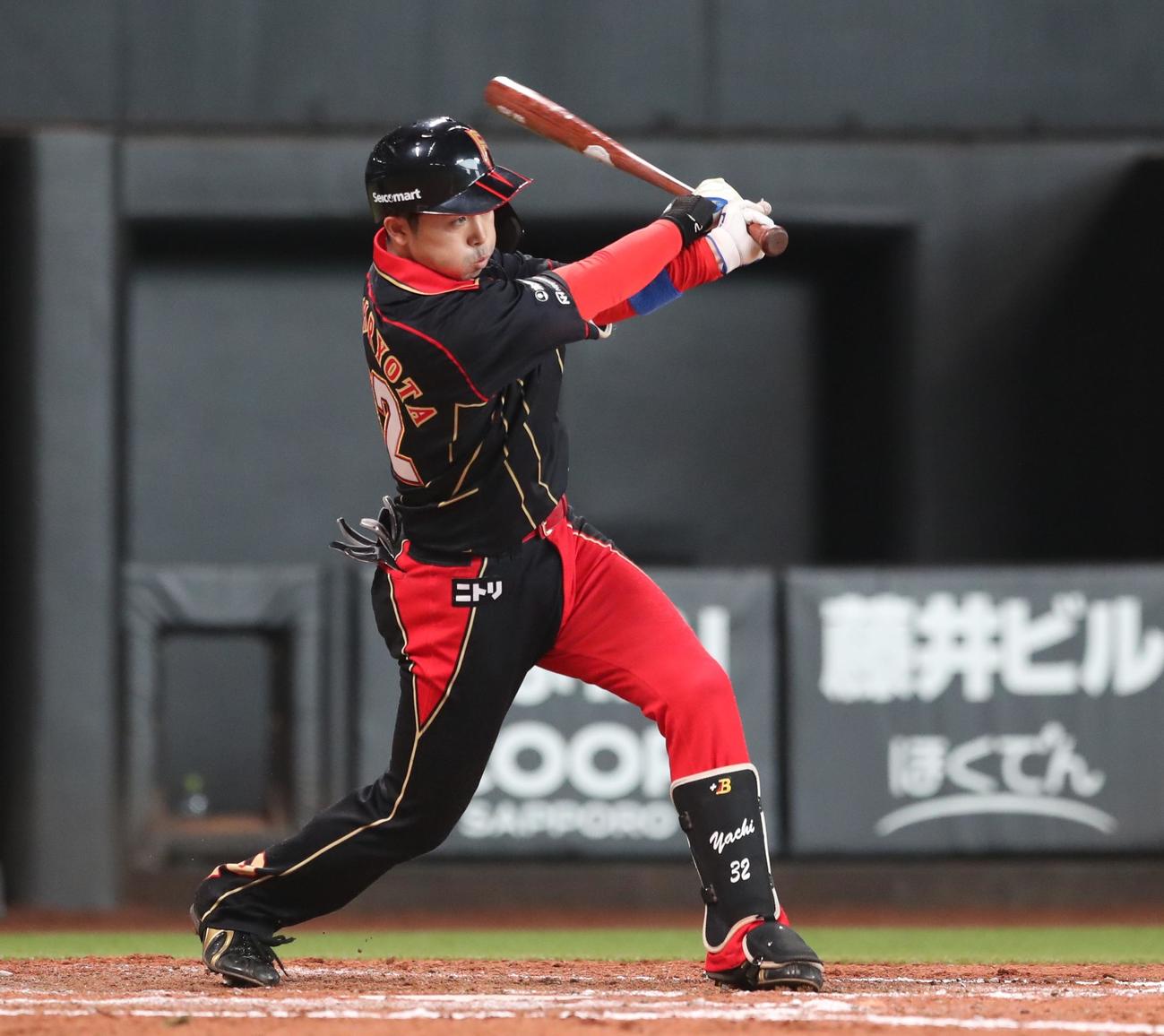 日本ハム対西武　7回裏日本ハム2死満塁、中前適時打を放つ谷内（撮影・黒川智章）
