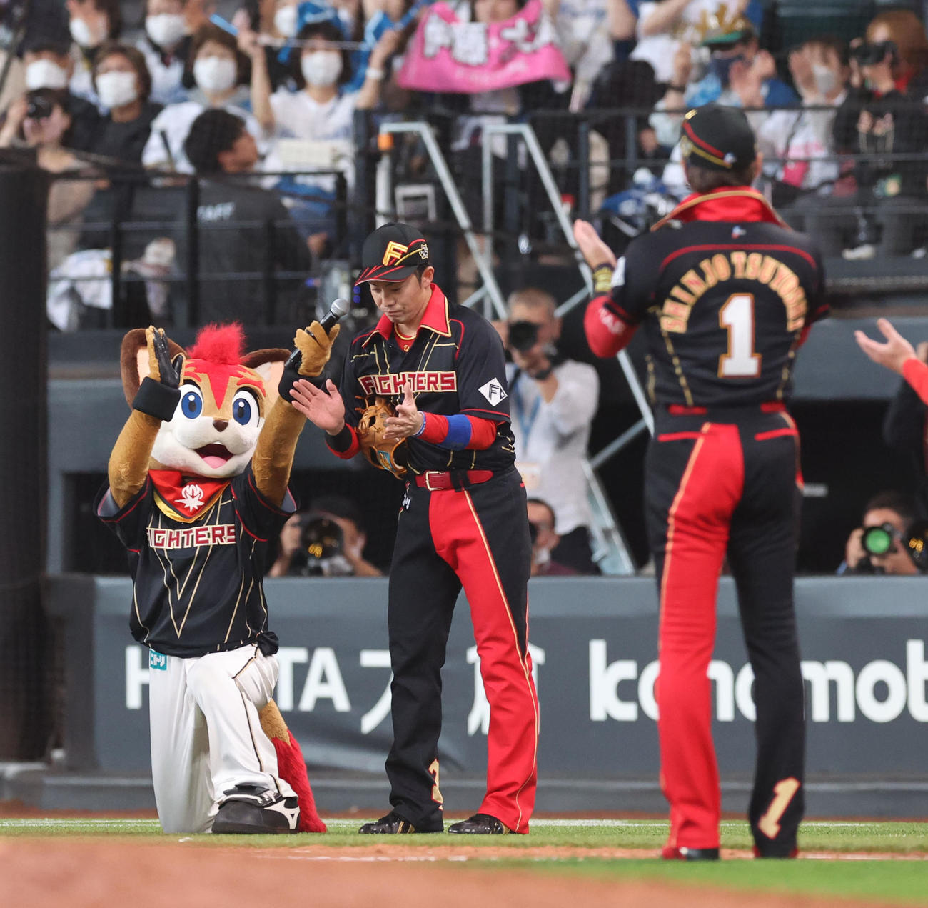 日本ハム対西武　西武に勝利し一丁締めを務める日本ハム谷内。右手前は新庄監督（撮影・佐藤翔太）