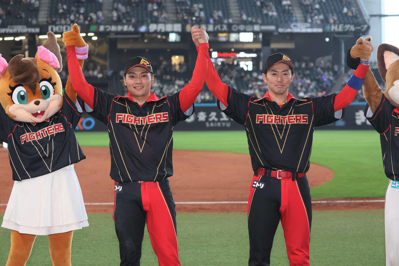 日本ハム対西武　試合後、笑顔の伊藤（左）と谷内（撮影・黒川智章）