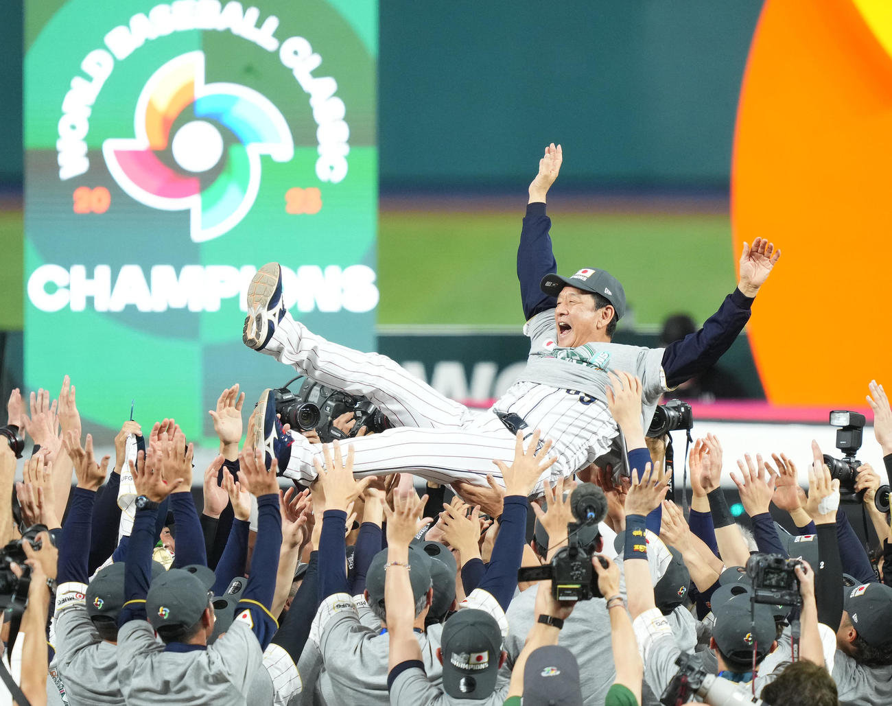 3月21日、WBCで優勝し、胴上げされる栗山監督