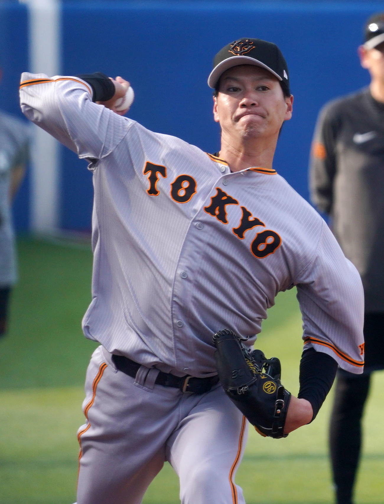 ヤクルト対巨人　ブルペンで投球練習する巨人鈴木康（撮影・横山健太）