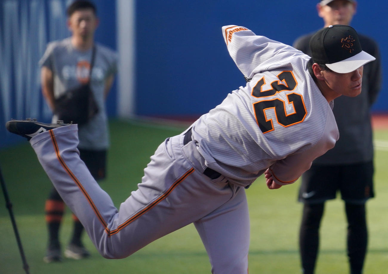 ヤクルト対巨人　ブルペンで投球練習する巨人鈴木康（撮影・横山健太）