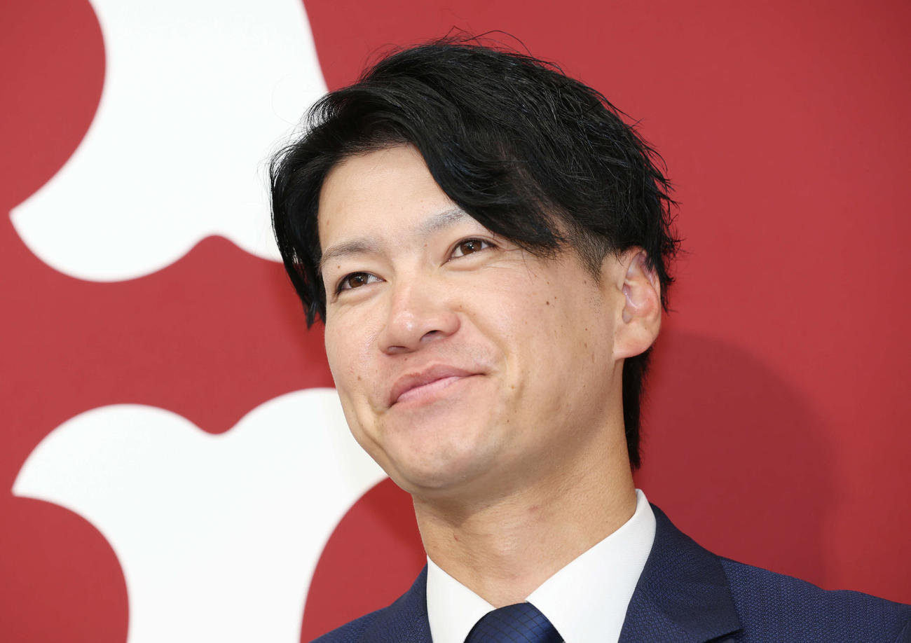 広岡大志との交換トレードで巨人に入団し、笑顔を見せる鈴木康平（撮影・宮地輝）