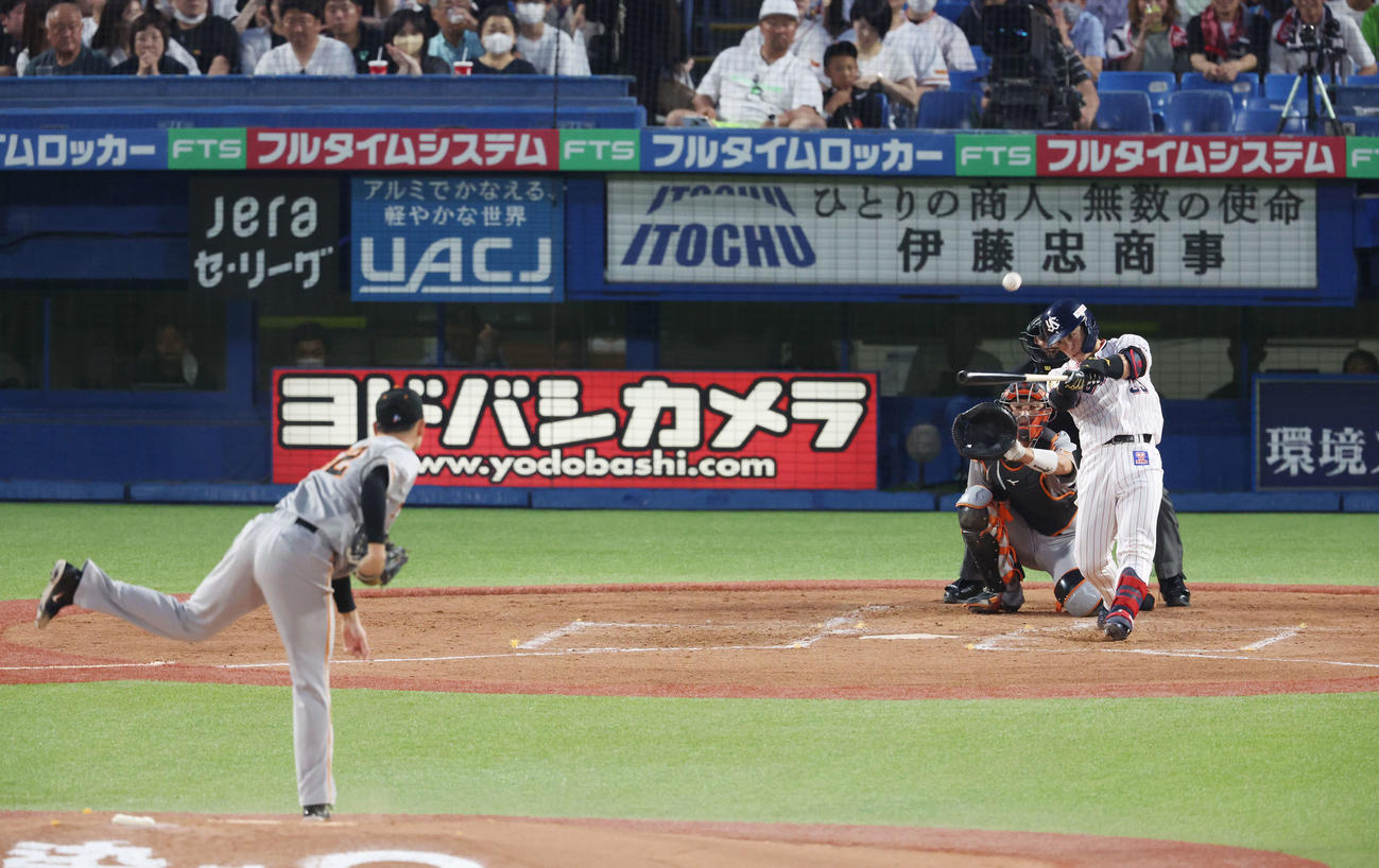 ヤクルト対巨人　3回裏ヤクルト無死、先制の左越えソロ本塁打を放つ内山。投手横川（撮影・宮地輝）